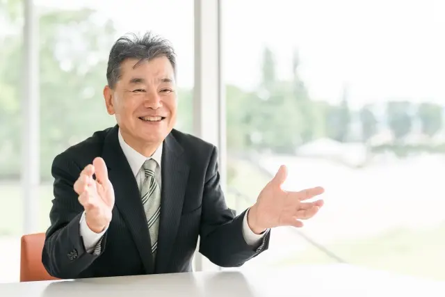 笑顔で話す年配の男性
